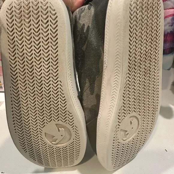 Billy zip closure high tops with decorative shoe laces in big kids size 3 - Picture 5 of 5